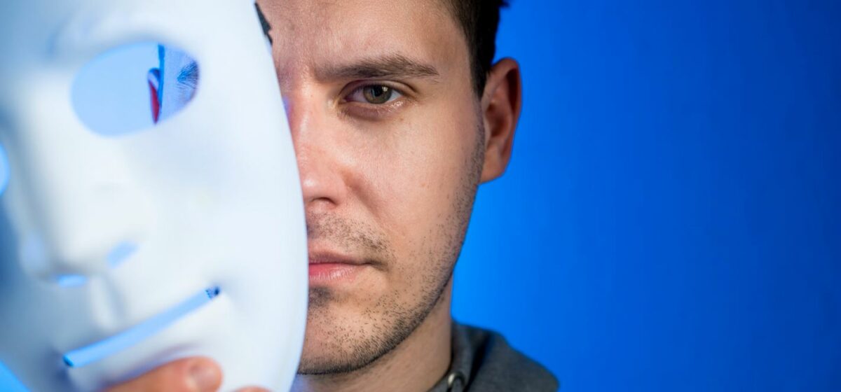 Verborgen narcisme: wat is het en hoe kan je het toch herkennen